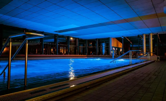Candle-Light-Schwimmen kurz vor Weihnachten  | Foto: Ostpark Sauna