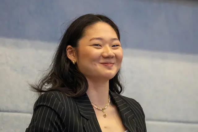 Unermüdlich und in perfektem Englisch: Aiyu Zhu führte zwei volle Tag lang durch das Programm | Foto: Herrmann Agenturfotografie / Udo Herrmann