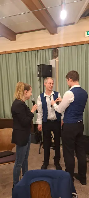 Julia Nelles und Frederik Barth ehren Stefan Huwe für 30 Jahre aktives Musizieren | Foto: Nicole Peschke 