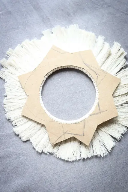 Mit Hilfe der Schablone wird aus dem Kreis ein Stern. | Foto: Bauer