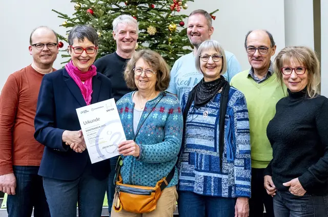 Gold für das „LBZ on tour“-Team in Speyer: Beigeordnete Irmgard Münch-Weinmann (Bildmitte) überreicht die Urkunde an Teamkapitänin Ute Bahrs (2. v.l.) im Beisein von Team-Mitgliedern  | Foto: Klaus Venus/Rotary Club Speyer
