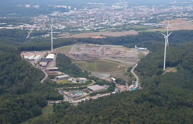 Die Luftaufnahme zeigt das ZAK-Gelände mit den drei bereits bestehenden Windrädern. Spätestens Anfang 2028 soll ein viertes in Betrieb genommen werden | Foto: ZAK/gratis