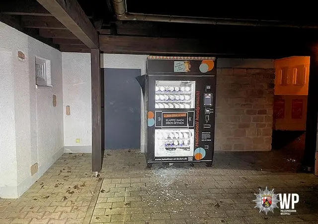 Ein Eiscreme-Automat demoliert: Die Täter zerstörten die Scheibe des Automaten und entwendeten mehrere Eisbecher aus dem Inneren | Foto: Polizeipräsidium Westpfalz