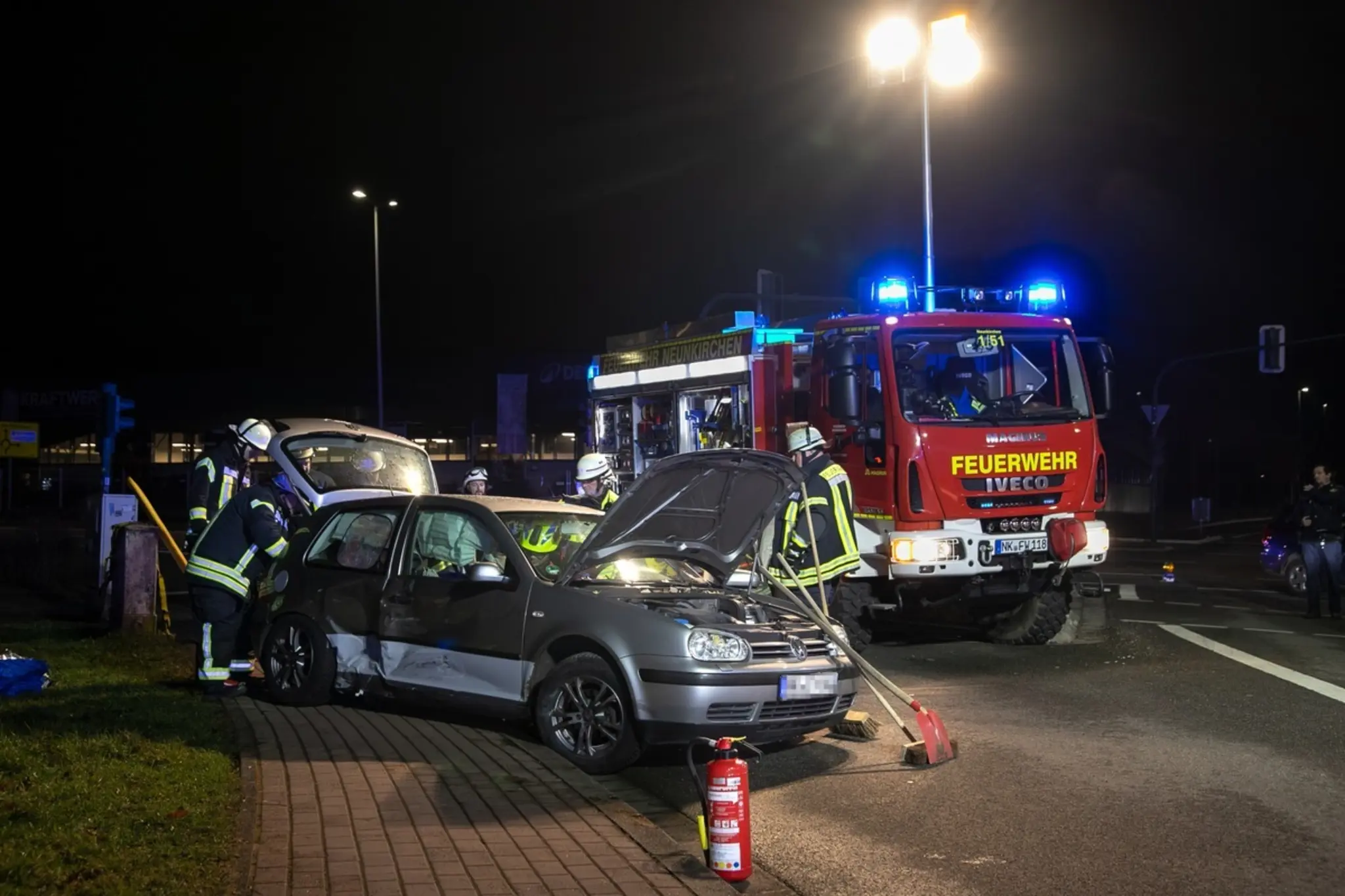 Drei-Verletzte-bei-Unfall-Feuerwehr-rettet-Schwerverletzte-aus-Wrack