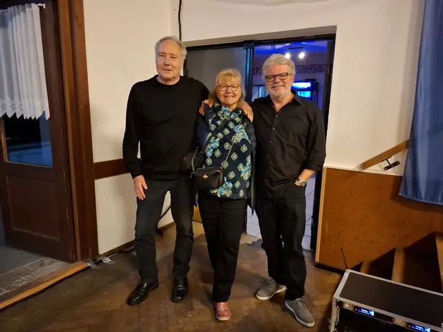 Dankeschön für das Erinnerungsfoto mit zwei großartigen Musikern | Foto: Brigitte Melder