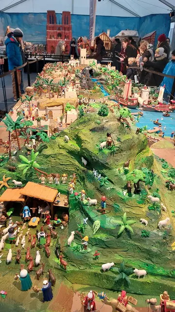 PLAYMOBIL-Krippe mit 2300 Figuren und Tiere. Im Hintergrund befindet sich die Pariser Krippe mit der Kathedrale Notre-Dame. | Foto: Stephanie Wasem