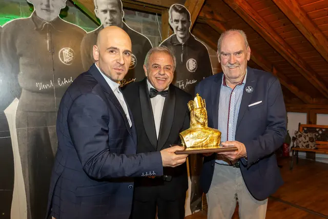 Gero Scira, Udo Bröckelmann und Sepp Stabel mit der Trophäe | Foto: MS-Sportfoto/gratis