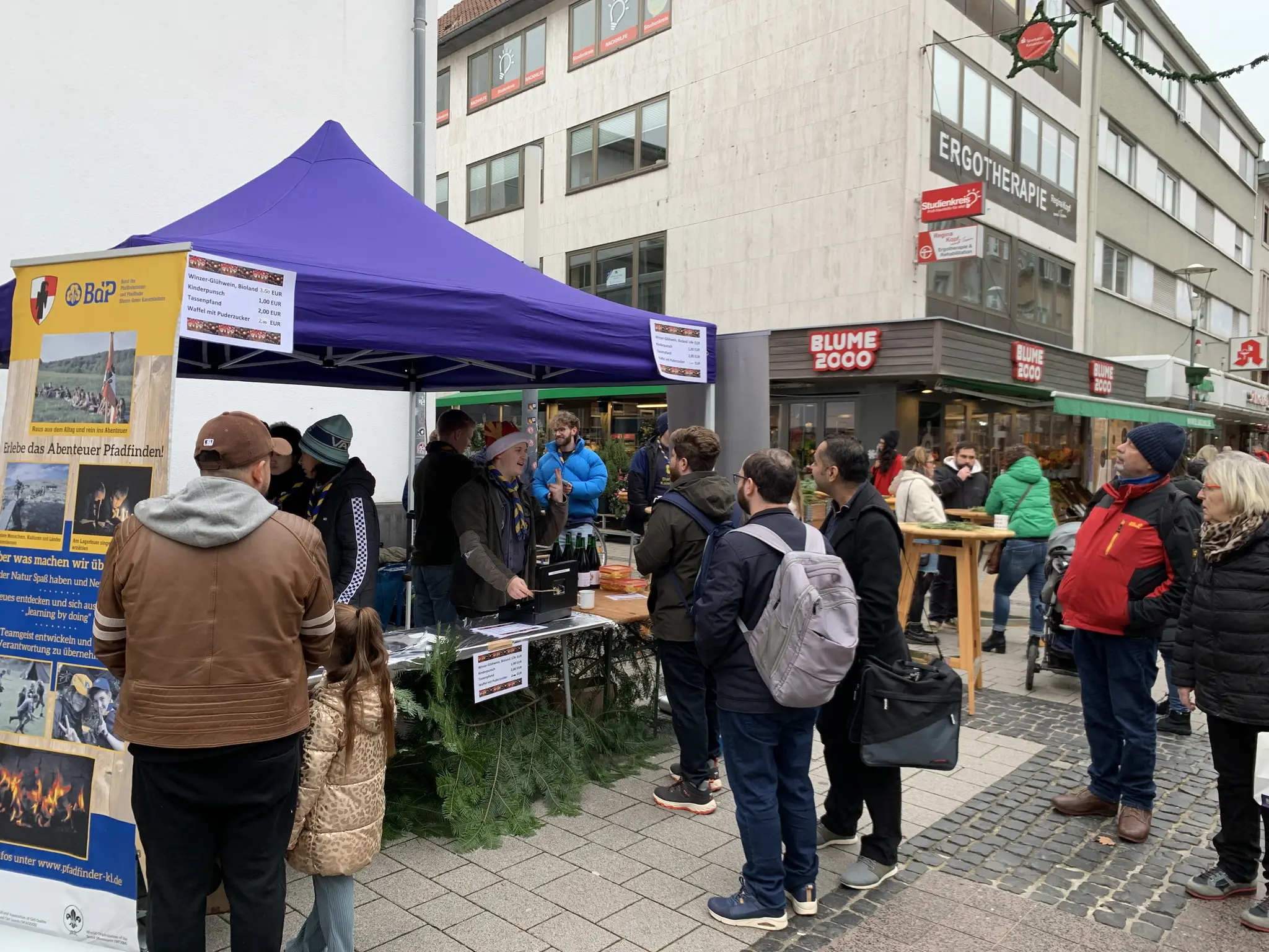 Weihnachtsbasar-mit-leckeren-Waffeln-in-der-Fu-g-ngerzone-Kaiserslautern