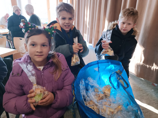 Schüler der Lukasgrundschule verteilen Weihnachtsplätzchen | Foto: Caritasverband für die Diözese Speyer