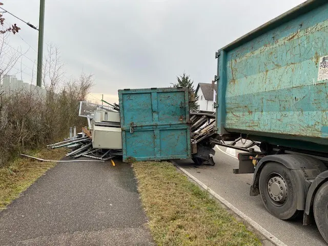 Lkw-Anhänger fällt auf Radweg | Foto: Pol Ger