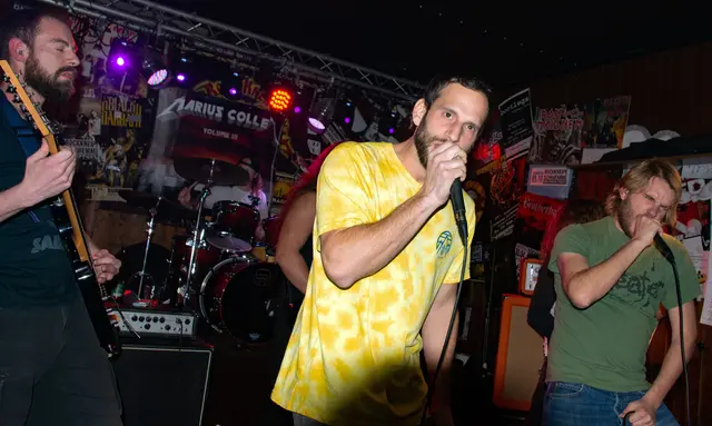 DAMAGE INC. (Denis Zimmermann von Fistful Of Rage, Mitte) beim Heavy X-Mas Rock 2018 in der Rockkneipe Schwemme | Foto: Peter Schneider