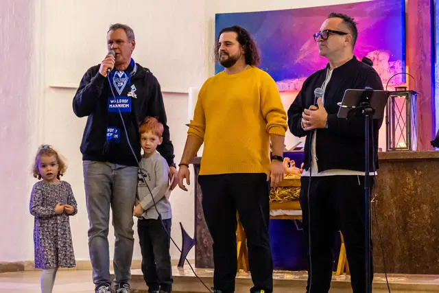 Reiner Eder Förderverein, Pfarrer Sebastian Handke und Moderator Naro (1 von 1) | Foto: Wolfgang Neuberth