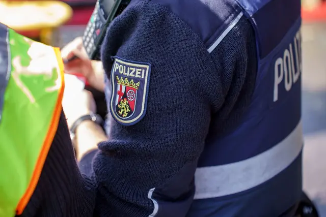 Dank der präzisen Hinweise des Jungen konnten alarmierte Polizeikräfte den Verdächtigen kurze Zeit später lokalisieren und widerstandslos festnehmen | Foto: Kim Rileit