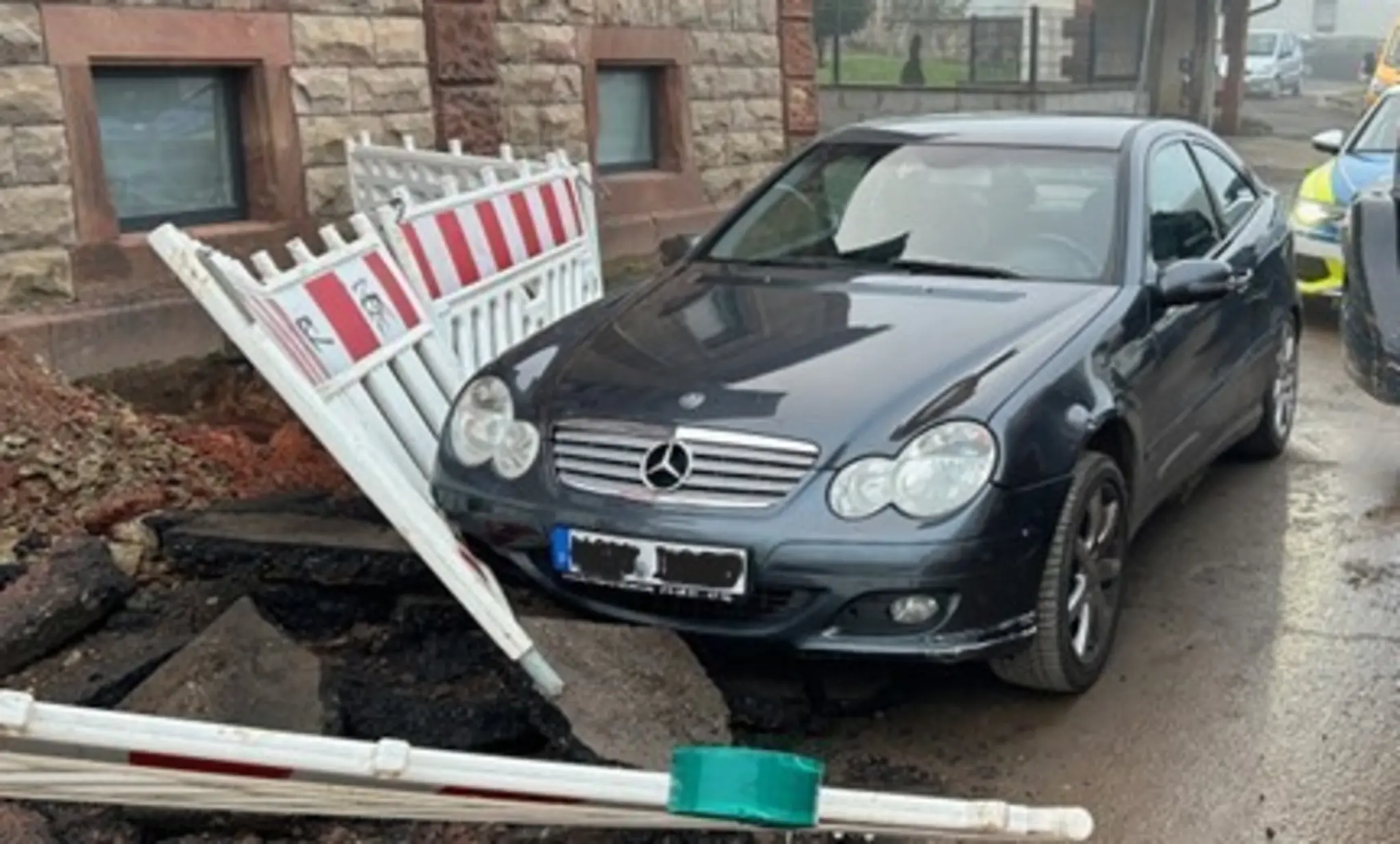 Wilde-Verfolgungsfahrt-18-J-hriger-fl-chtet-in-gestohlenem-Auto