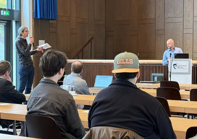 Professor Alexander Wiebel (links), wissenschaftlicher Leiter des Zentrums für Forschung und Technologie (ZFT) moderiert den spannenden und abwechslungsreichen Forschungstag 2025. | Foto:  Dennis Temizsoyoglu