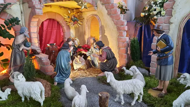 Die Krippe in Bad Bergzabern  mit einer Besonderheit: Die Figur des „Fräulein Dr. Edith Stein“ - der späteren Heiligen Edith Stein - so, wie sie den Bergzabenern zu Anfang der 1920er Jahre bekannt war.  | Foto: Pfarrei Heilige Edith Stein