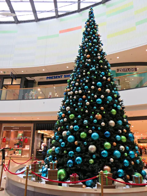 Die Weihnachtskugeln mit der Trendfarbe Transformative Teal, Rosa und Weiß in Anlehnung an den vorbeifließenden Rhein sind in der Weihnachtszeit an den Tannenbäumen in der Rheingalerie zu finden.  | Foto: Brigitte Melder
