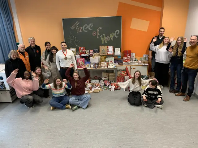 Die Schülerinnen und Schüler jubeln | Foto: Peter Krietemeyer