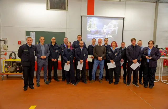 Bürgermeister Christian Burkhart (2.v.l.), der stellvertretende Wehrleiter Andre Schuster (3.v.l.), Wehrführer Markus Schrauder (4.v.l.) und Ortsbürgermeister Andreas Gerdon (7.v.r.) mit den beförderten und geehrten Feuerwehrleuten | Foto: Simon Deobald