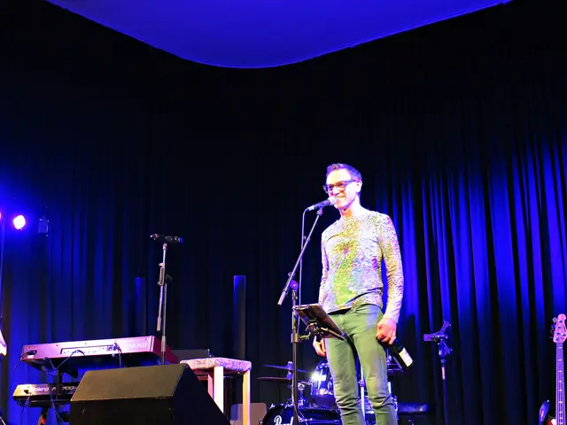 Frowin Ickler bittet, die Plätze wieder einzunehmen | Foto: Brigitte Melder