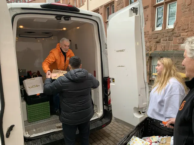 Die Mitarbeitenden der Tafel helfen beim Verladen mit | Foto: Peter Krietemeyer