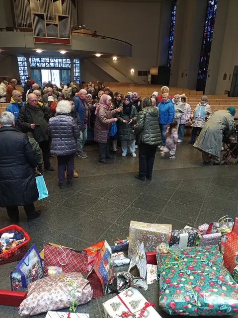 Groß war die Besucherschar bei der Weihnachtsbescherung des Sozialen Punkts.  | Foto: Waltraud Itschner