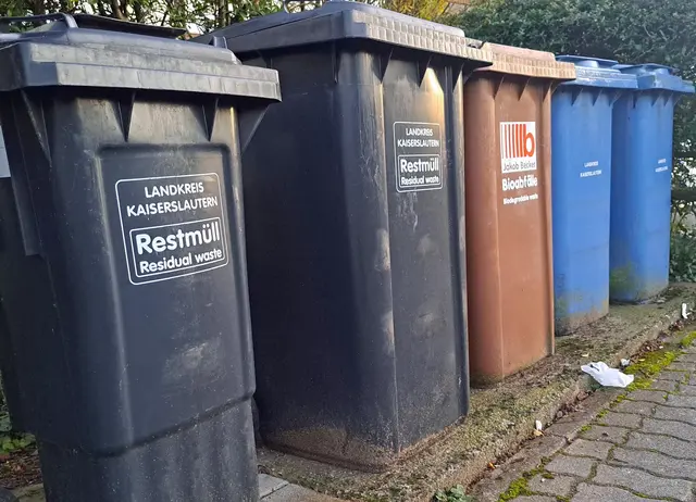 Nicht sorgfältig entfernter Silvestermüll kann in der Restmülltonne zu einer Gefahr werden | Foto: Monika Klein