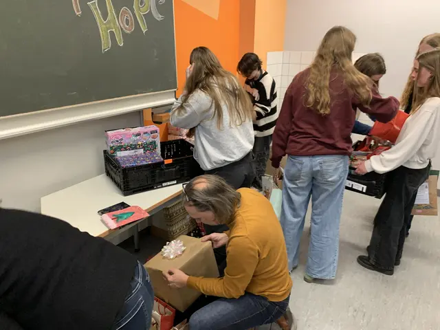 Auch Schulleiter Rüdiger Schneble hilft kräftig mit (im Vordergrund) | Foto: Peter Krietemeyer