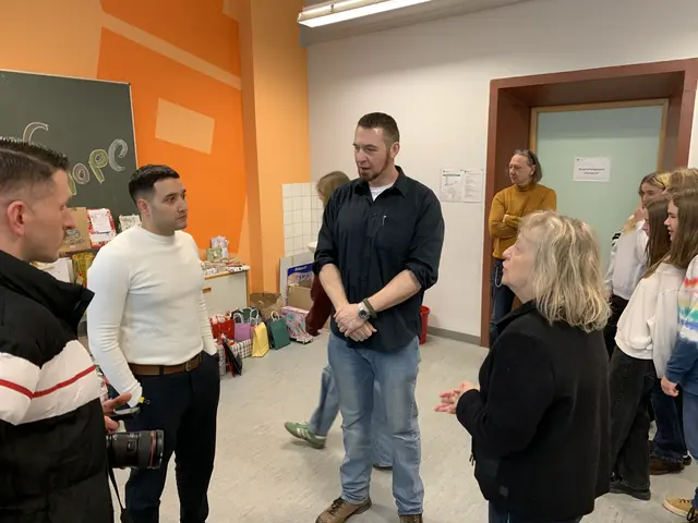 Die Verantwortlichen im Gespräch v.l.n.r. Liane Mokry-Pries (Tafel),  Michael Weis (Burggymnasium) und Andrew Rodriguez Pazo (SMC). | Foto: Peter Krietemeyer