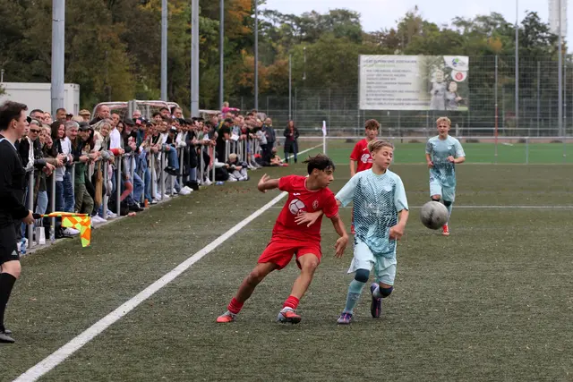 Die U15 des LSC in ihrem Heimspiel gegen den FCK. | Foto: Anpfiff ins Leben
