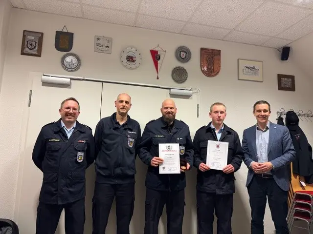 Bürgermeister Christian Burkhart, der stellvertretende Wehrleiter Andre Schuster (2.v.l.) und Wehrführer Marco Hoffmann (links) mit Christian Gerasch (Mitte) und Florian Braun (2.v.r.) | Foto: vgv