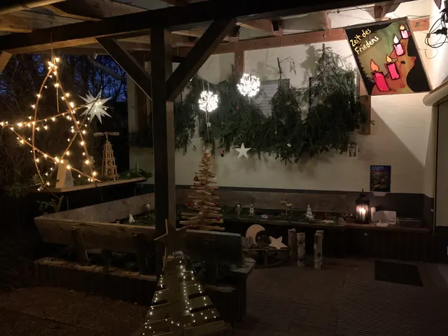 Die Krippe mit dem Friedenslicht, welches hier ganztägig von den Bürgerinnen und Bürgern mitgenommen werden kann. | Foto: Peter Krietemeyer