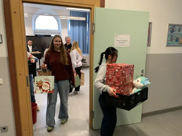 Auf dem Weg in den Schulhof | Foto: Peter Krietemeyer