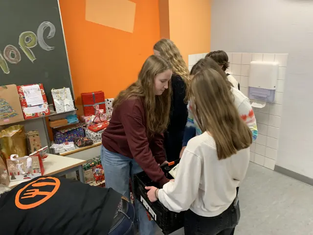 Die Schülerinnen und Schüler packen fleißig mit an | Foto: Peter Krietemeyer