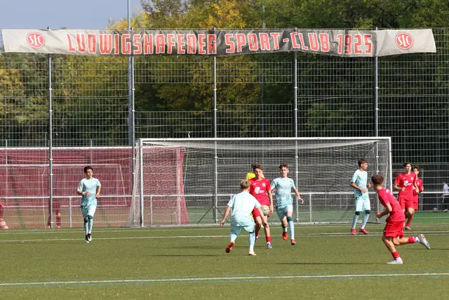 Die U15 des LSC in ihrem Heimspiel gegen den FCK. | Foto: Anpfiff ins Leben
