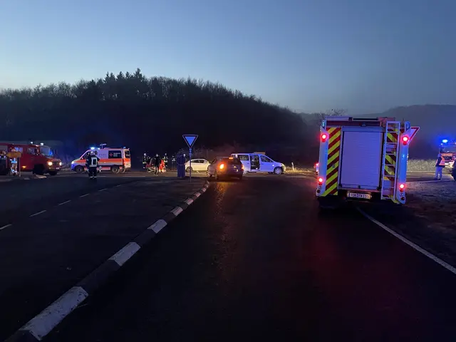 Die Freiwillige Feuerwehr Rockenhausen war mit insgesamt 28 Einsatzkräften vor Ort, da zunächst von einer notwendigen Bergung der Unfallbeteiligten ausgegangen wurde | Foto: Polizeiinspektion Rockenhausen