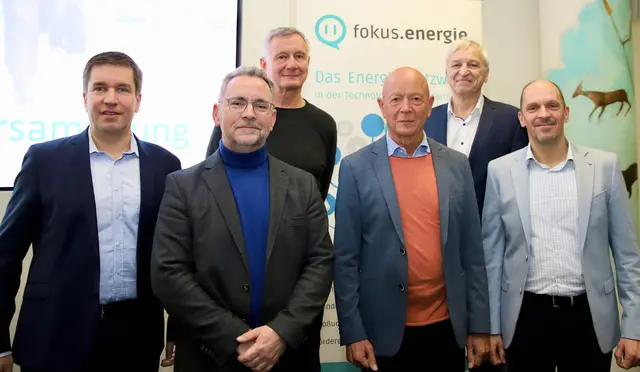 Der aktuelle Vorstand des Energienetzwerks fokus.energie e.V. mit Sitz in Karlsruhe (v.l.): Schatzmeister Dr. Mathias Weis, Schriftführer Prof. Dr. Jens Tübke, Stellvertretender Vorsitzender Dr.-Ing. Christoph Schlenzig, Vorsitzender Dr.-Ing. Hans Hubschneider, Jochen Ehlgötz und Dr.-Ing. Patrick Jakob
 | Foto: fokus.energie