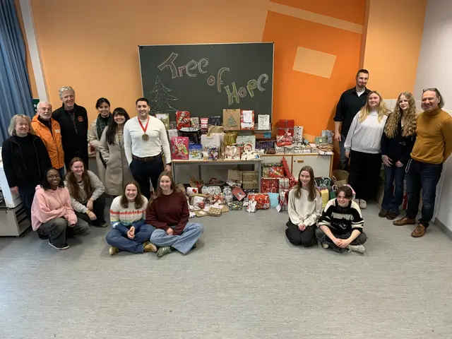 Die Akteure des Burggymnasiums, des Sergeant Morales Clubs, der Tafel und der Schülerinnen und Schüler des Burggymnasiums vor den Weihnachtsgschenken | Foto: Peter Krietemeyer