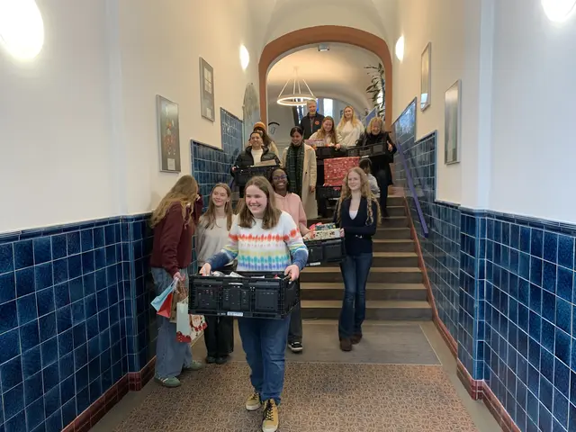 Gemeinsam werden die Weihnachtsüberraschungen in Transportboxen befördert | Foto: Peter Krietemeyer