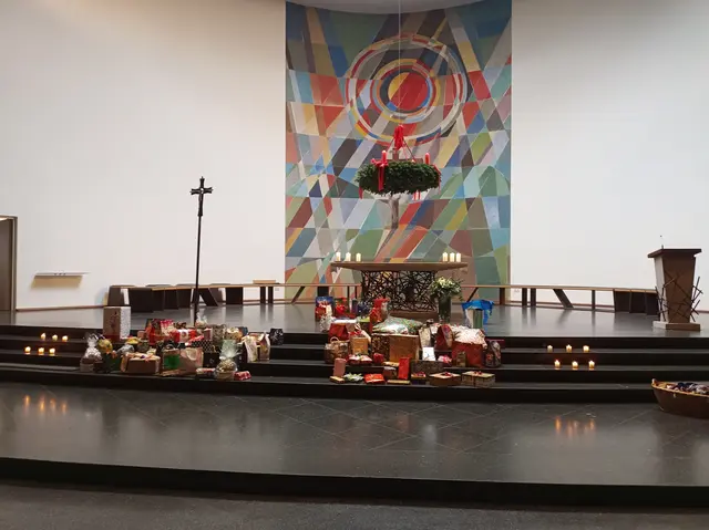 Mehr als 100 Geschenke warteten in der St. Antoniuskirche auf ihre Empfängerinnen und Empfänger. | Foto: Waltraud Itschner