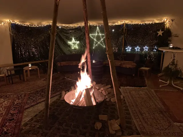 Das Lagerfeuer ist entzündet und der Blick frei zu einem kleinen Meer aus Sternen | Foto: Peter Krietemeyer