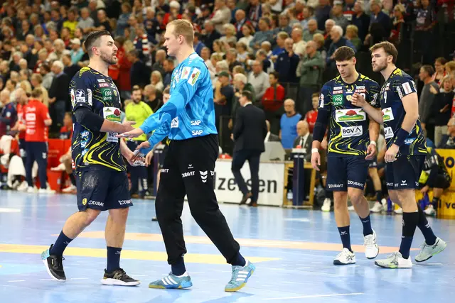 Jannik Kohlbacher (links) und Torhüter David Späth (Mitte) motivieren einander beim Spiel in Flensburg.  | Foto: Hundt/PIX-Sportfotos