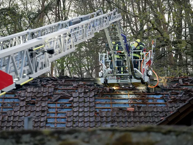 Blaulicht Rückblick 2025: Beim Brand des alten Forsthauses zwischen Kindsbach und Einsiedlerhof ist ein Schaden von mehr als 100.000 Euro entstanden | Foto: Erik Stegner