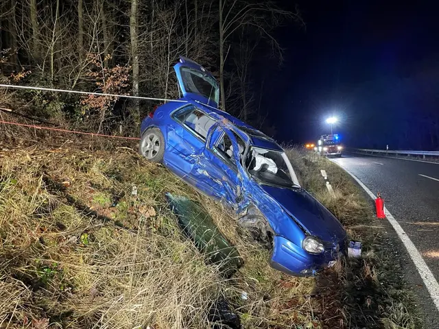Durch die Wucht des Zusammenstoßes wurde das Fahrzeug des 20-Jährigen von der Fahrbahn geschleudert und kam an einer angrenzenden Böschung zum Stillstand | Foto: Polizeiinspektion Rockenhausen