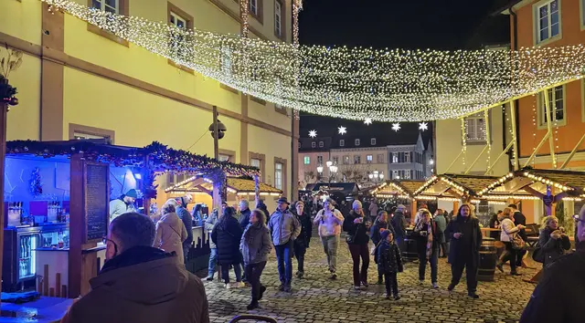 Festlich geschmückte Gassen und historische Kulisse: Adventsstimmung in Neustadt. | Foto: Eva Bender