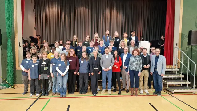 Gruppenfoto mit allen Beteiligten des Projekts - von der AG RBGreen über die Schulleitung bis hin zu Stadtvorstand, Handwerksammer der Pfalz und Bau AG  | Foto: Ralf Vester