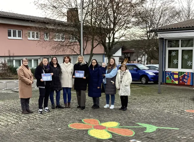 Leiterinnen der Kita Eichenwäldchen und der Wetterhaag Grundschule, Vorstandsmitglieder der beiden Fördervereine und Vertreterinnen des Männergesangvereins Kriegsfeld | Foto: B.Schönfisch
