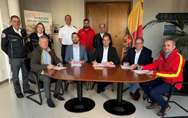 Die Unterzeichner (vlnr): Willi Dörfler (DRK, KV Vorderpfalz), Nicolai Hellie (Malteser), Oberbürgermeister Dr. Nicolas Meyer, Kai Jugenheimer (Johanniter Unfall Hilfe) und Ulrich Schermuly (DLRG). | Foto: Stadt Frankenthal