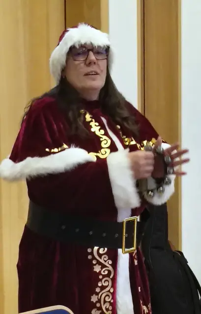 Für eine besondere Überraschung sorgte der Besuch des Nikolaus, der trotz eines vollen Terminplans den Gästen eine kleine Aufmerksamkeit mitbrachte | Foto: Simone Keller/gratis