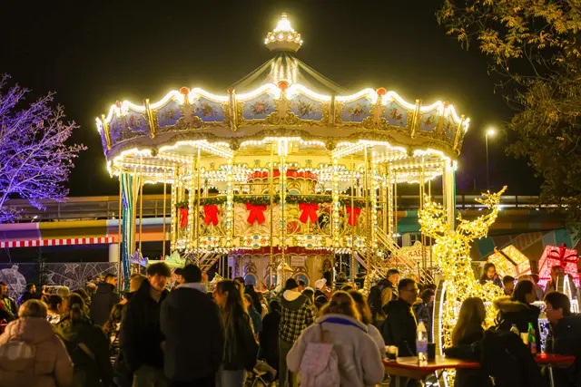 Das historische Karussell aus Italien begeistert die Besucher des Weihnachtsmarkts in Ludwigshafen | Foto: Lys Y. Seng / Lukom